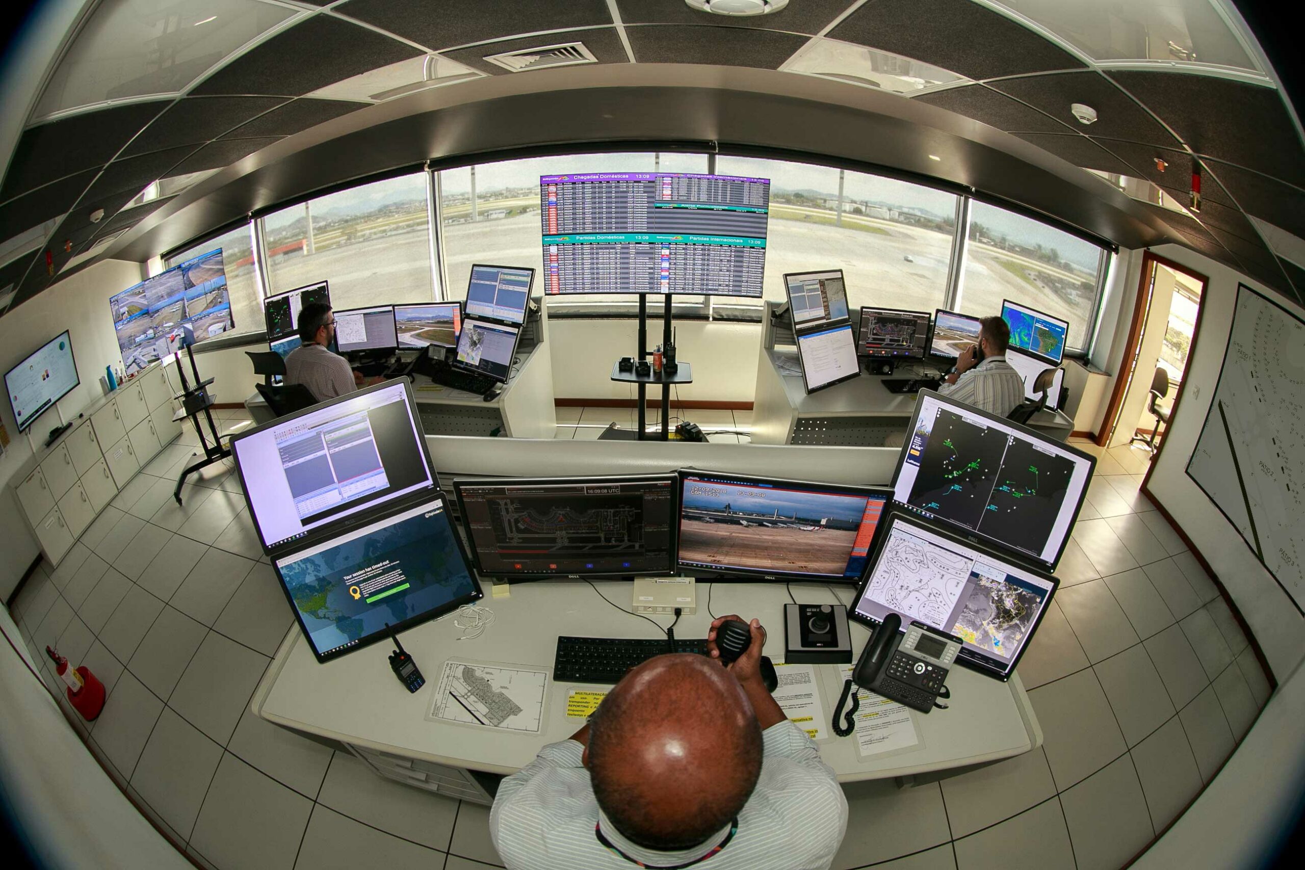 Decolagem do avião em uma pista de pouso para aviões perto do terminal,  sala de controle na torre